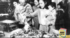 Presiden Soeharto & Ibu Tien menyaksikan Pemotongan Tumpeng oleh Siti Hediati Hariyadi pada acara Ulang Tahun Putranya di rumah Jl. Cendana, Jakarta.  Tampak Siti Hardiyanti & Hutomo Mandalaputra. 14 April 1985. Sumber: ANRI. Setneg 1966-1989 No.523