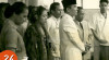 Foto Presiden Sukarno dan Ibu Fatmawati Sukarno didampingi Walikota Jakarta Raya R. Sudiro dan Ny. Siti Djauhari Sudiro dan Ketua PMI Pusat Bahder Djohan meninjau Laboratorium Dinas Transfusi Darah PMI pada kegiatan donor darah di PMI. 26 Juni 1954.