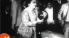 Cuplikan Layar Video Ibu Tien Soeharto saat Prosesi Pembukaan Sarana Olahraga dan Rekreasi Masyarakat Ibu kota “Jaya Ancol Boling Center” di Komplek Binaria Ancol (sekarang Taman Impian Jaya Ancol) pada 11 Juli 1971.